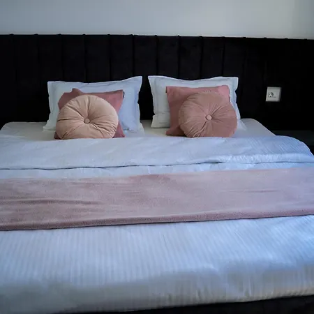 Appartement Family-Friendly Apartment With One Bedroom And Separate Living Area, Access To The Garden, Donilads Properties - Home Everywhere Relax & Nature Escape Două Mai