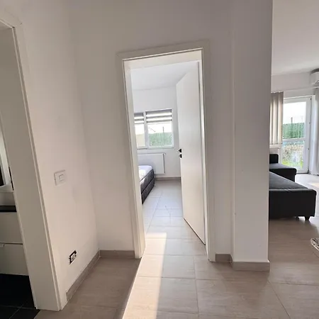 Apartament In 2 Mai,quiet,spacious,garden,separate Bedroom - Donilads - Everywhere *