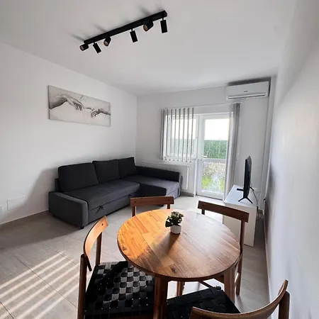 In 2 Mai,quiet,spacious,garden,separate Bedroom - Donilads - Everywhere Apartment
